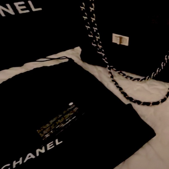 CHANEL HORIZONTAL QUILT MEDIUM BOY BAG - Picture 3 of 16